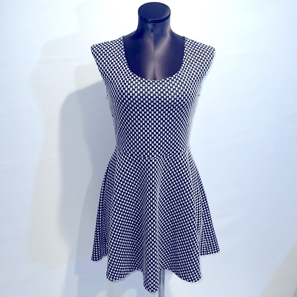 Trendyland Dress with open circle back detail!